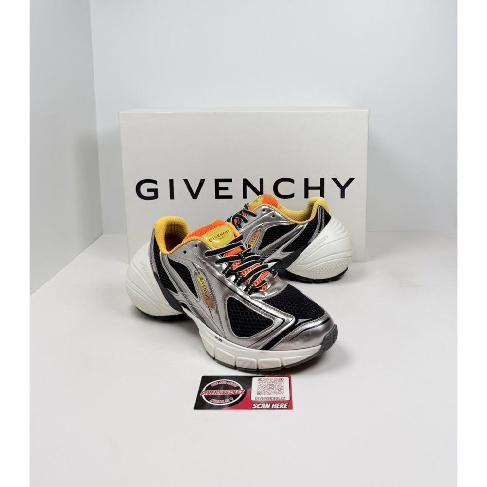 Size 39EU/6US - Givenchy TK-MX Runner Silver Black
